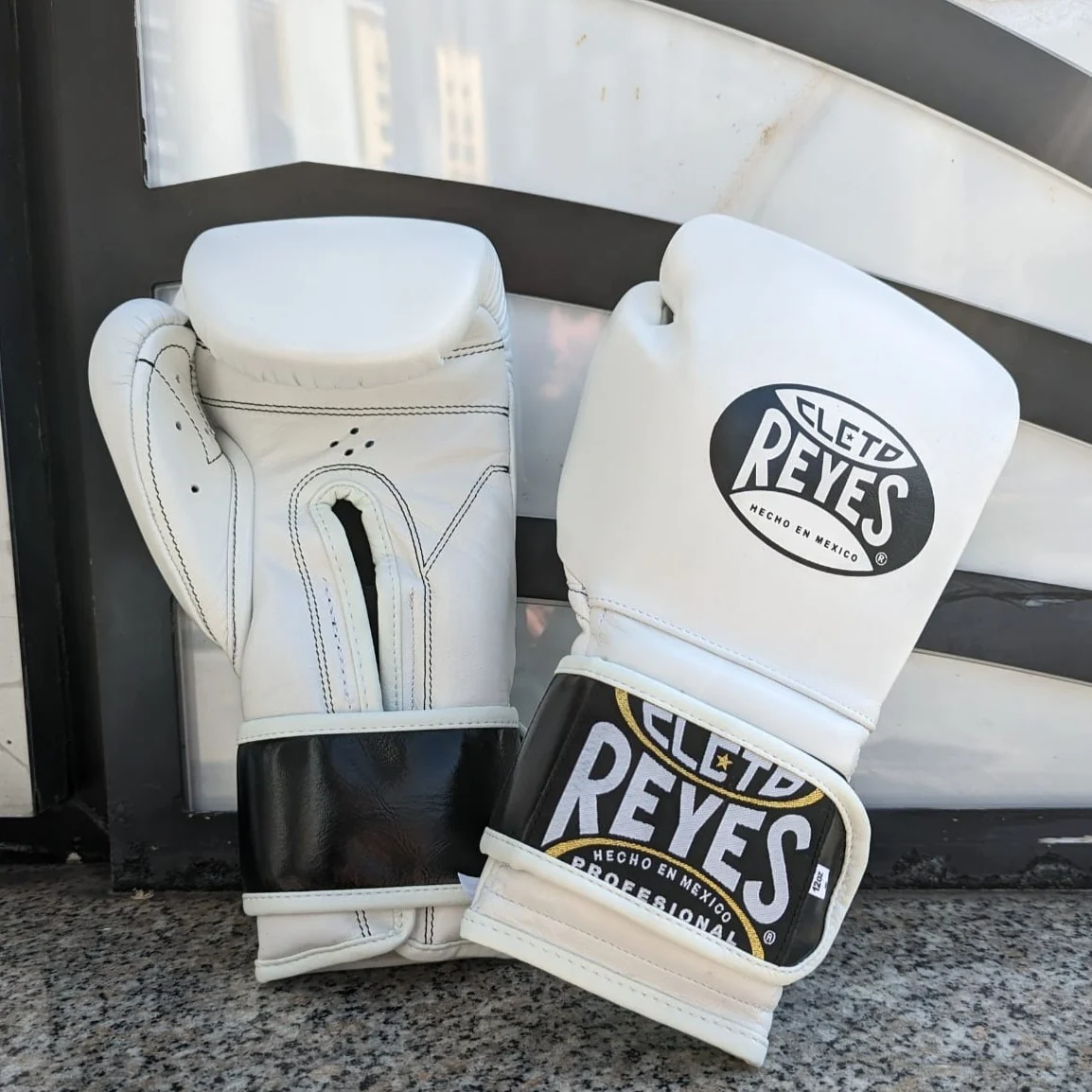 CLETO REYES GLOVES HOOK AND LOOP BOXING WHITE/BLACK - Image 2