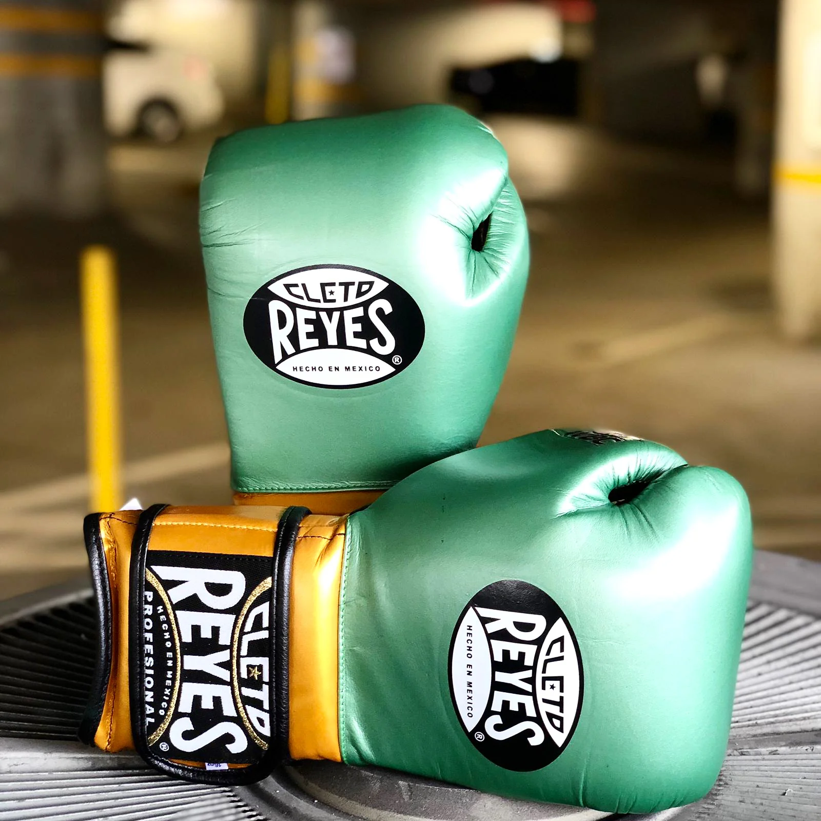 CLETO REYES GLOVES HOOK AND LOOP WBC LIMITED EDITION METALLIC GREEN/GOLD - Image 2