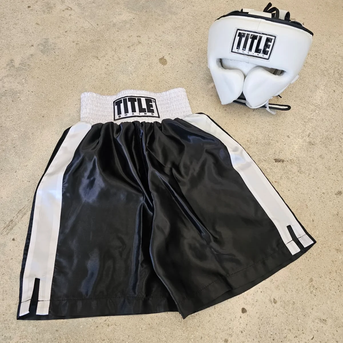 TITLE BOXING SHORTS EDGE 2.0 BLACK/WHITE - Image 2