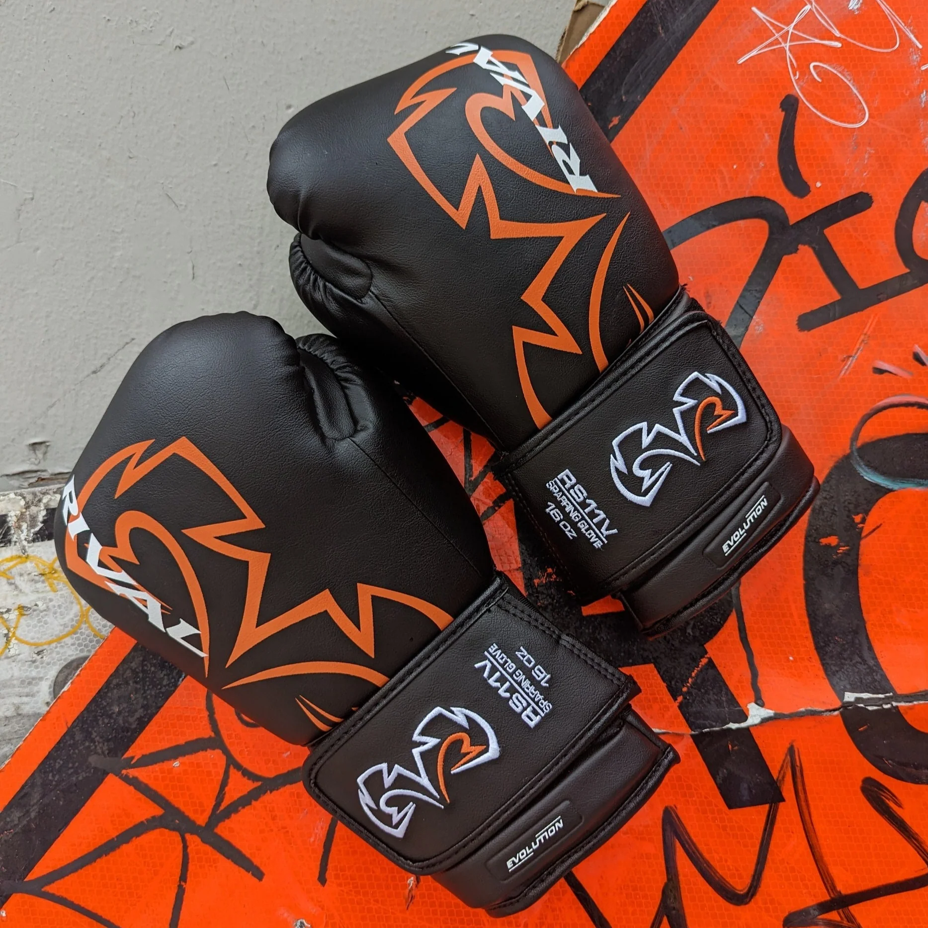 RIVAL GLOVES RS11V BOXING HOOK AND LOOP BLACK/ORANGE - Image 4