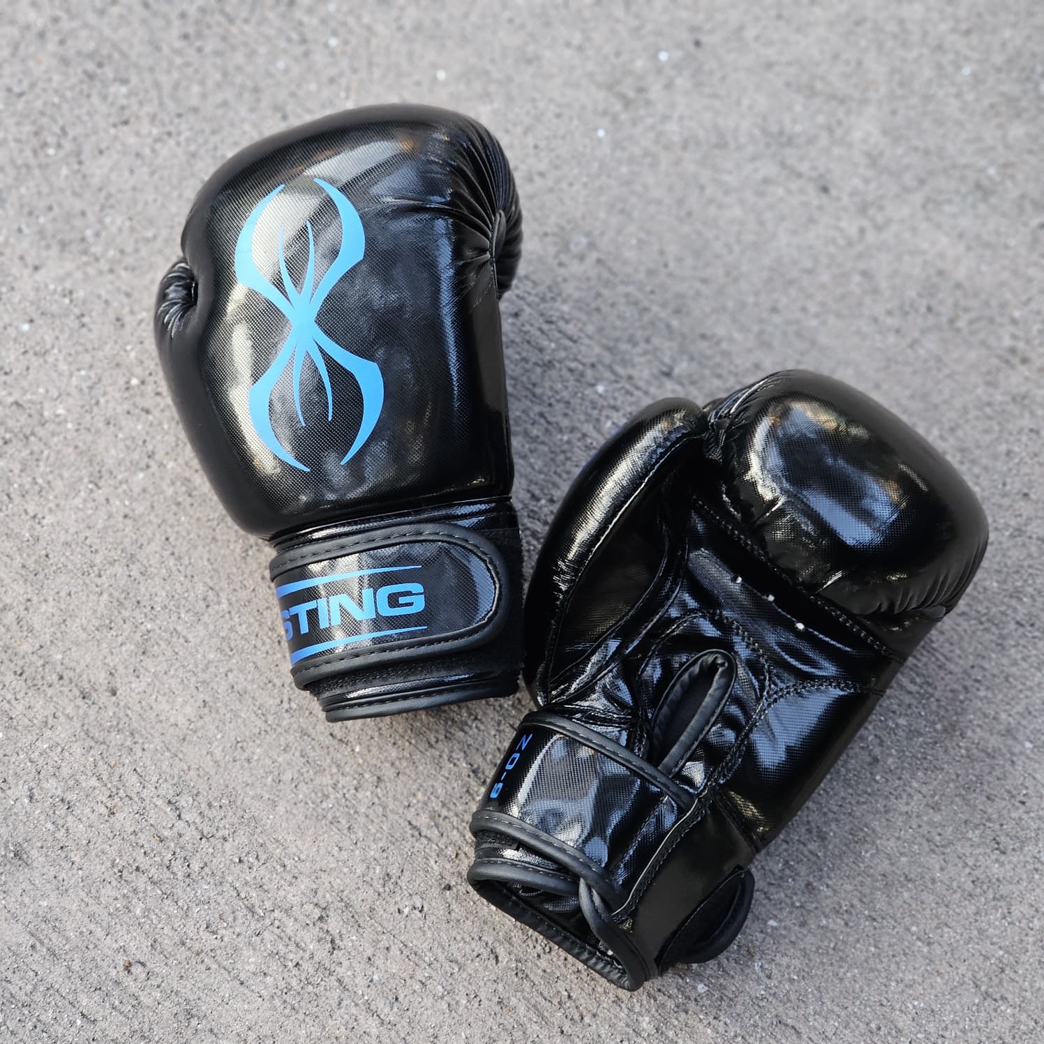 STING BOXING GLOVES ARMA JUNIOR BLACK/BLUE 6OZ - Image 2