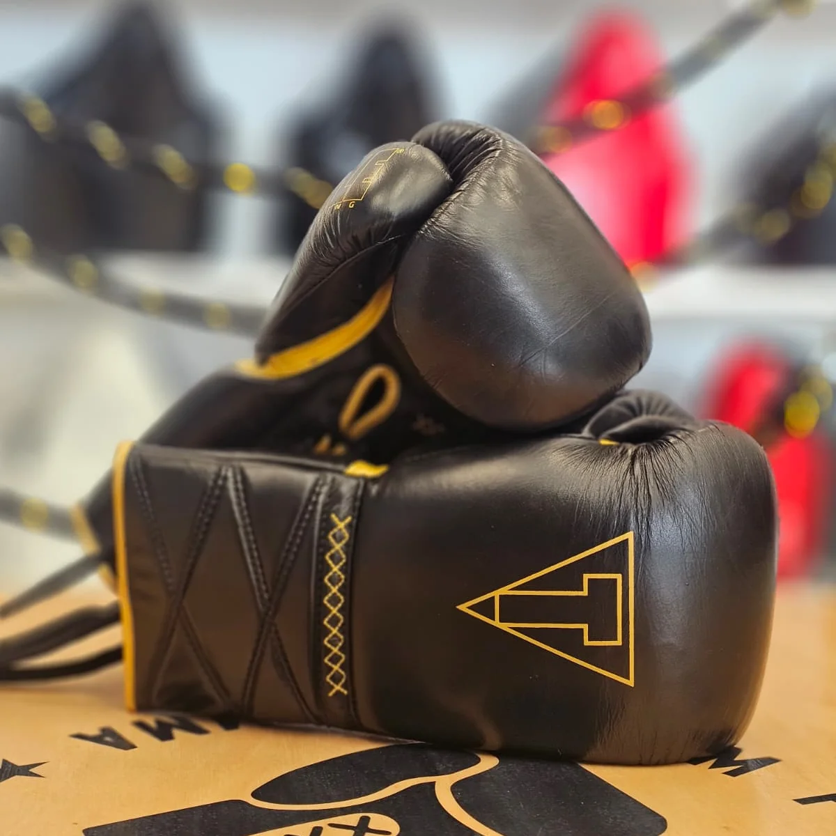 TITLE GLOVES MOMENTUM PRO SPARRING BLACK/GOLD - Image 2