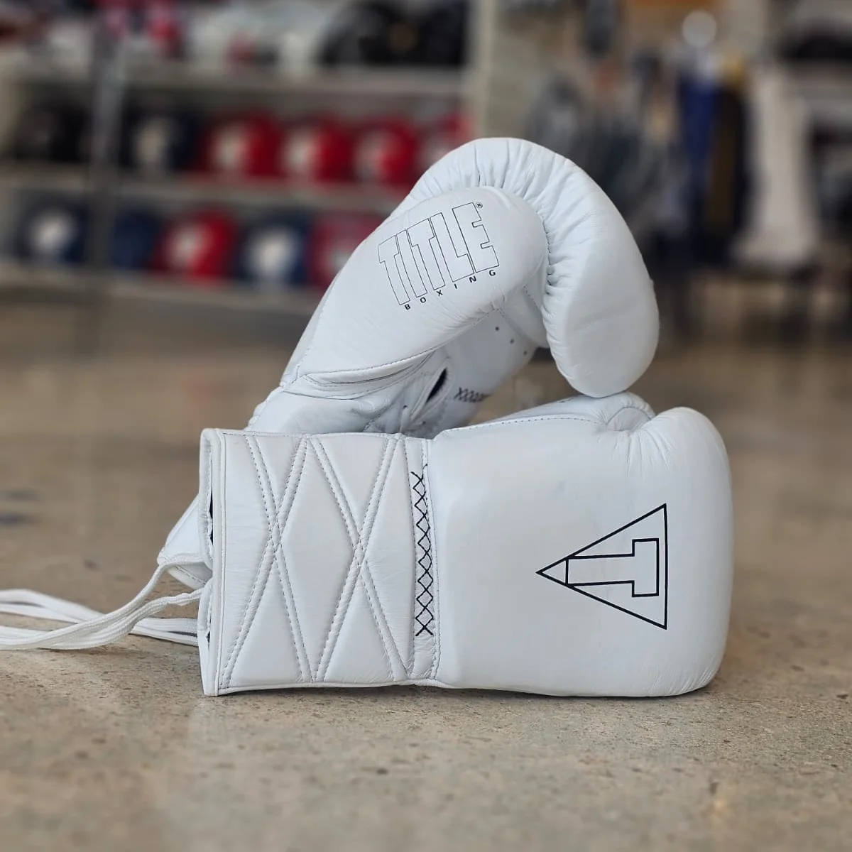 TITLE GLOVES MOMENTUM PRO SPARRING WHITE - Image 2