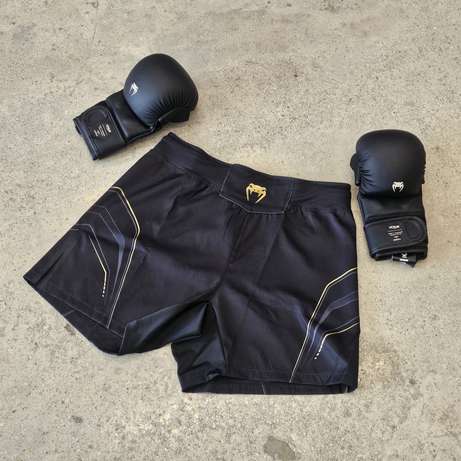VENUM FIGHT SHORT MMA STREAMLINE BLACK /GOLD - Image 2