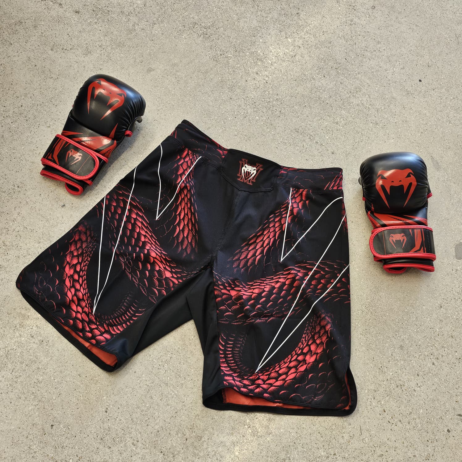 VENUM FIGHT SHORTS MMA MATUPA BLACK/RED/SILVER - Image 2