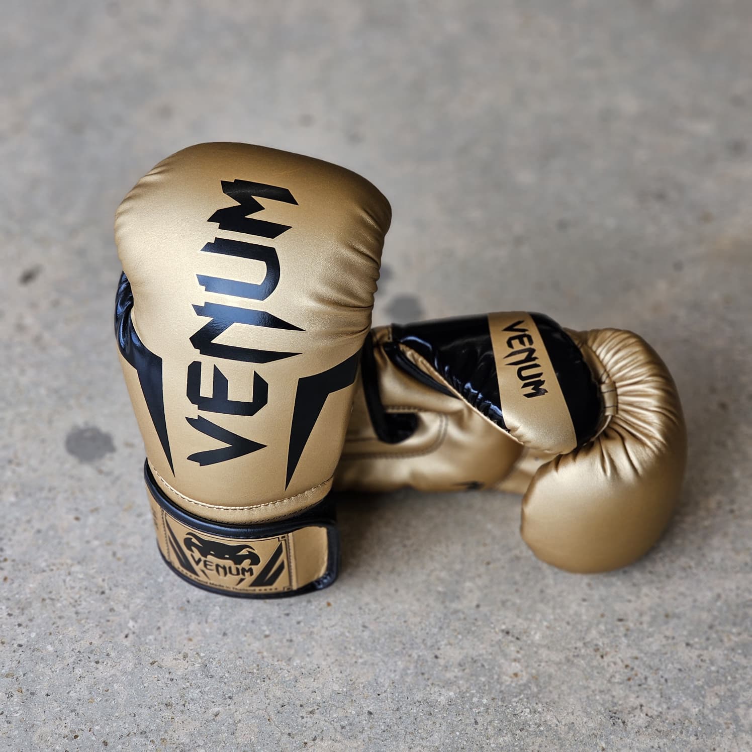 VENUM GLOVES ELITE BOXING H&L GOLD/BLACK - Image 2