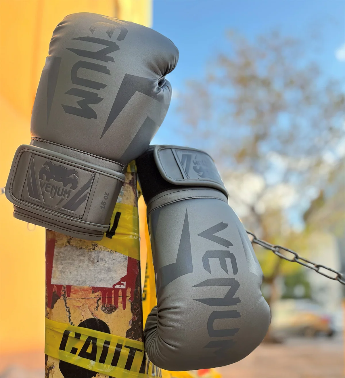 VENUM GLOVES ELITE BOXING H&L GREY/GREY - Image 2