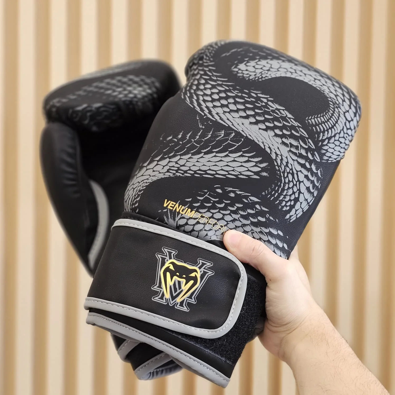 VENUM GLOVES MATUPA BOXING BLACK/GREY - Image 2