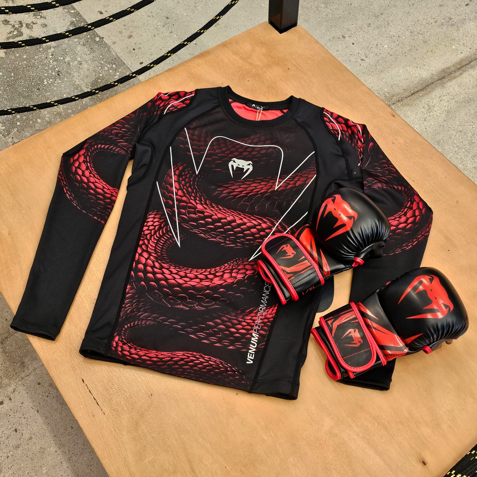 VENUM RASHGUARD L/S MATUPA BLACK/RED - Image 2
