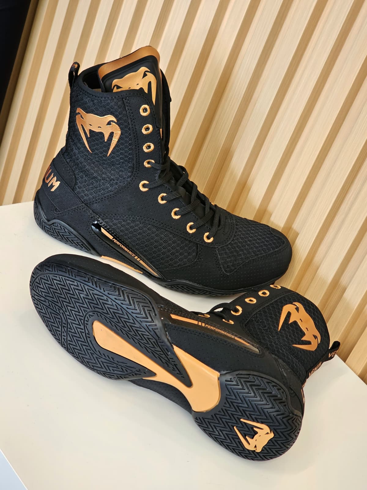 VENUM SHOES ELITE BOXING BLACK /BRONZE - Image 2