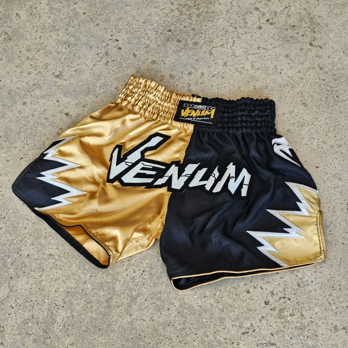 VENUM THAI SHORTS INFERNO 2.0 BLACK/GOLD - Image 2