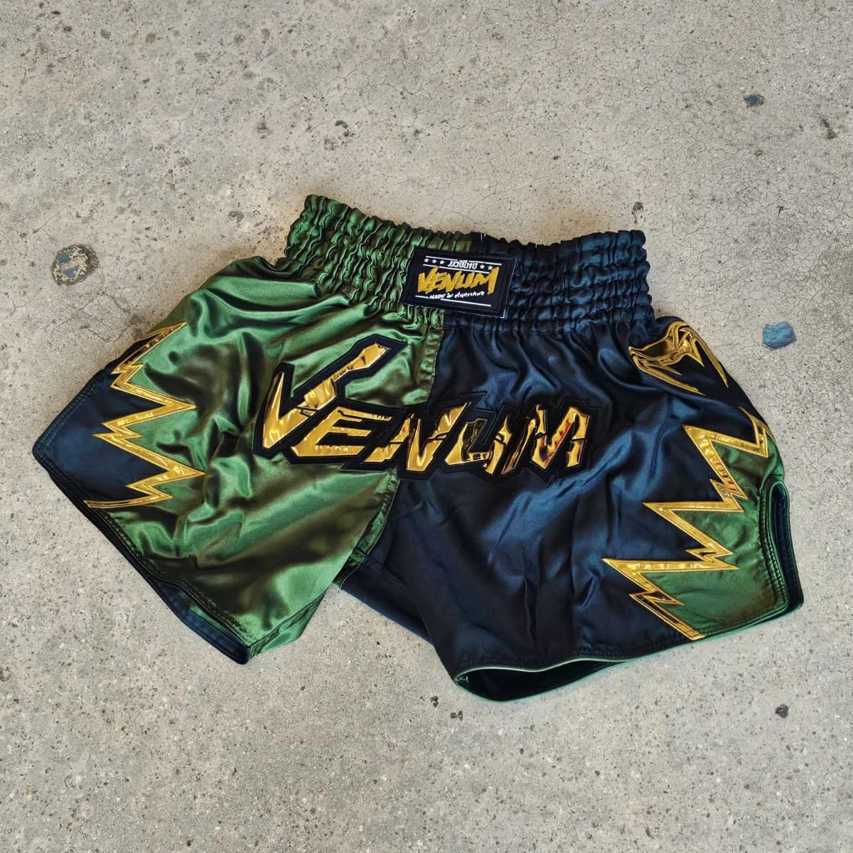 VENUM THAI SHORTS INFERNO 2.0 BLACK/GREEN KHAKI - Image 2