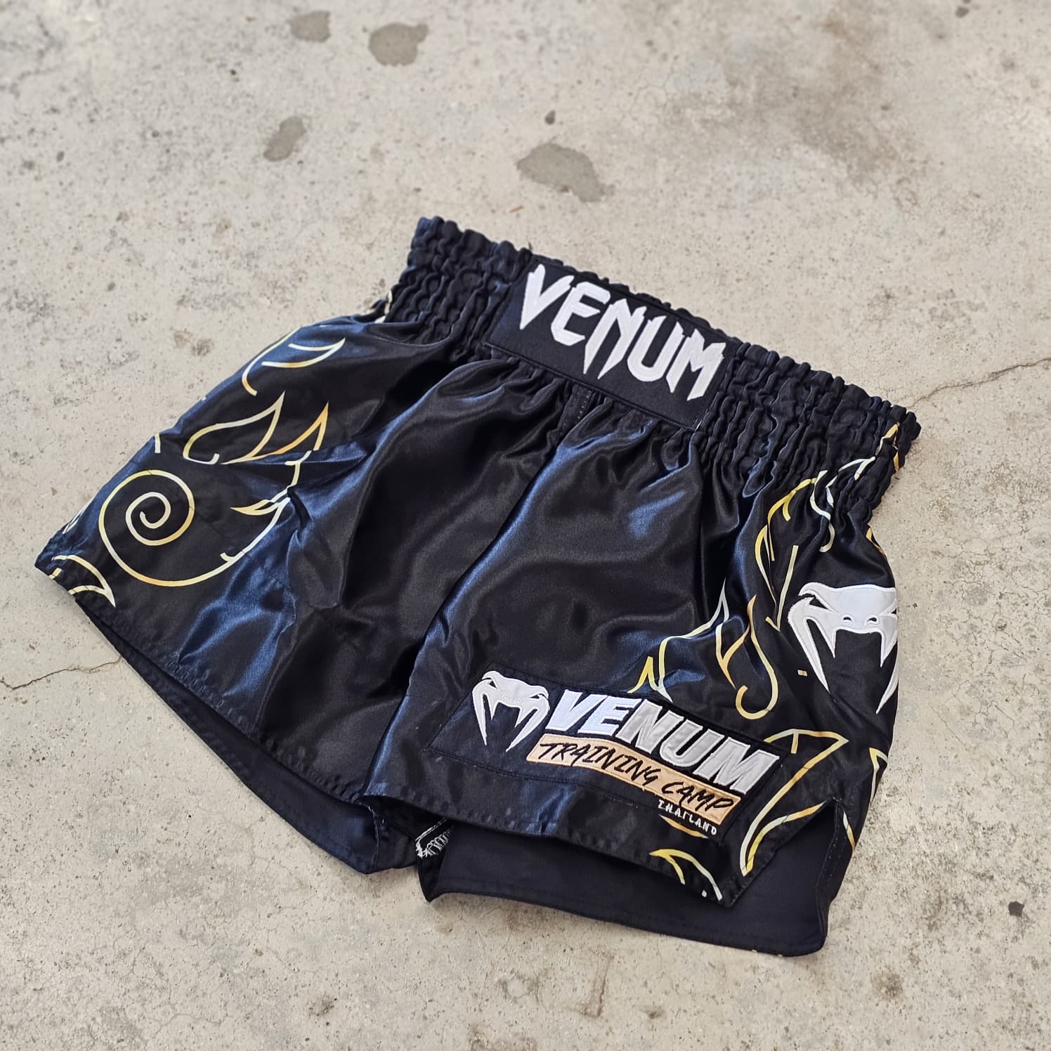 VENUM THAI SHORTS VTC FLAMES BLACK/WHITE - Image 2