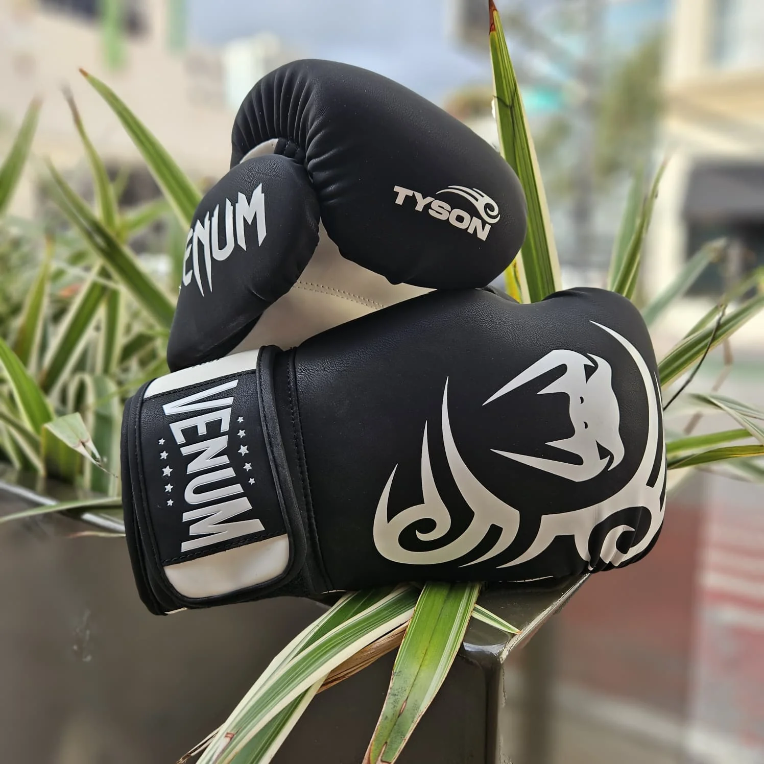 VENUM X MIKE TYSON GLOVES TRAINING BOXING BLACK/WHITE - Image 2