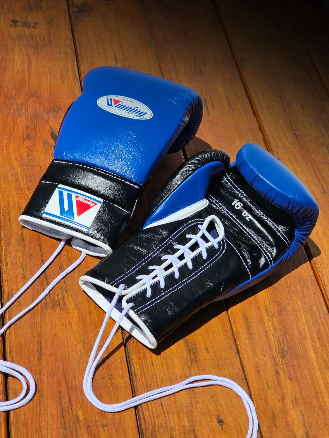 WINNING GLOVES CUSTOM LACE ROYAL BLUE/BLACK CUFF - Image 2
