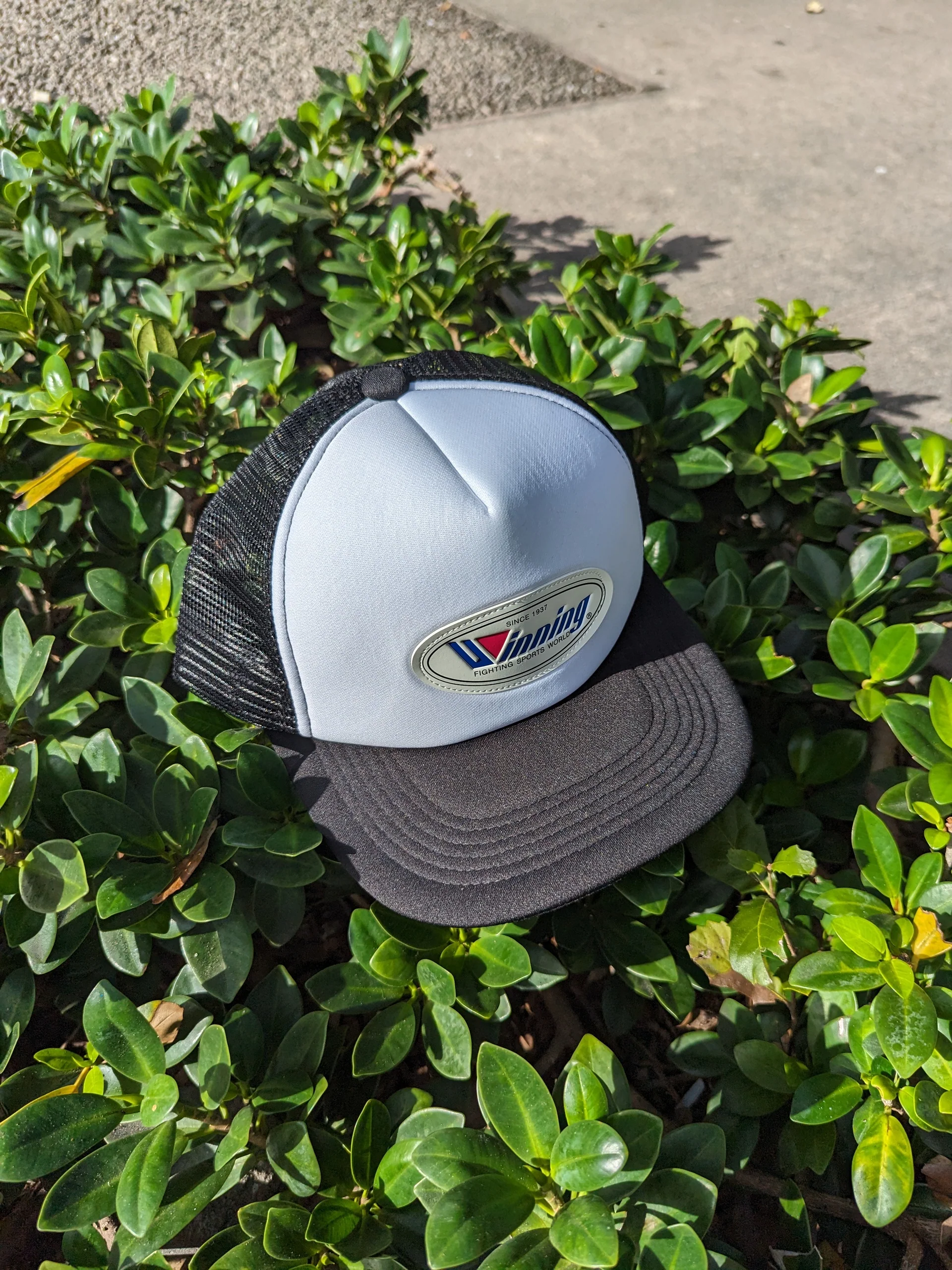 WINNING HAT LOGO TRUCKER FLAT CAP BLACK / WHITE - Image 3